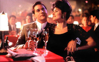 Выглядеть как «жена гангстера». Новая тенденция «жены мафии» покорила мир моды